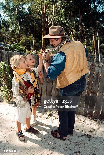 Heinz Hoenig mit Tochter Paula und Sohn;Lukas, Schlangenfarm bei Kommetjie , Afrika, Urlaub, Schlange, Tier,