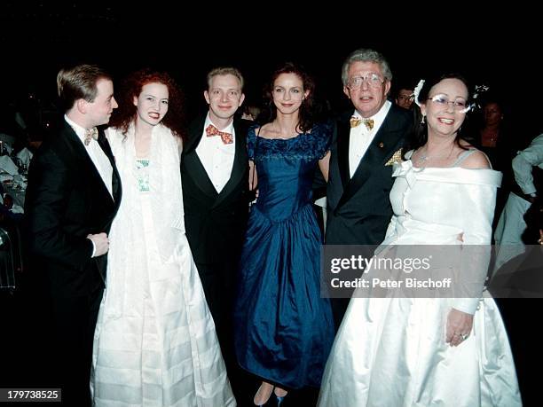 Frankfurter Opernball, ZDF-Star Moderator Dieter Thomas Heck mit Familie: v.l.n.r.: Göstar Konopka, Freund von Saskia Heck, daneben Kim Heck-...