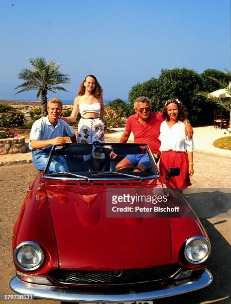 Dieter Thomas Heck mit Ehefrau Ragnhild und den Kindern Saskia Fee Isabell und Thomas Kim, Spanien, Urlaub, Auto-Cabrio, Cabriolet, Tochter, Sohn,...