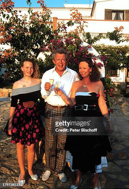 Dieter Thomas Heck mit Ehefrau Ragnhild und Tochter Saskia Fee Isabell, Spanien, Urlaub, Glas, Sekt, Getränk, trinken, Kind, Familie, Showmaster,...