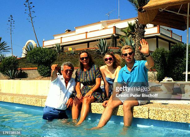 Dieter Thomas Heck mit Ehefrau Ragnhild, Tochter Saskia Fee Isabell und Sohn Thomas Kim, Spanien, Urlaub, Swimming-Pool, Sonnenbrille, Kind, Kinder,...