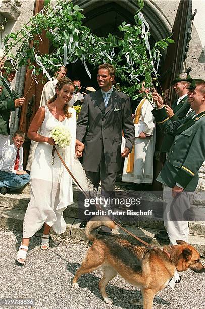 Kai Böcking mit Ehefrau Angela Barzen;, Hochzeit, "Maria;Himmelfahrt"-Kirche/Bad Wiessel/am;Tegernsee, Schützen stehen Spalier, Hund,