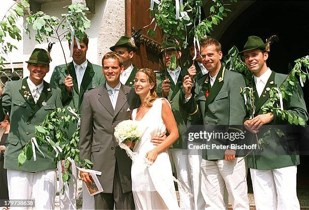 Kai Böcking mit Ehefrau Angela Barzen;, Hochzeit, "Maria;Himmelfahrt"-Kirche/Bad Wiessel/am;Tegernsee, Schützen stehen Spalier, Hund,;Brautstrauß,