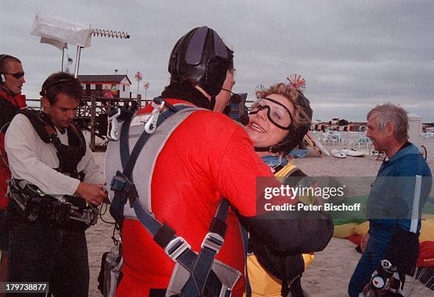 Marianne und Michael Hartl, ZDF- Show "Lustige;Musikanten", 50. Sendung, , Fallschirmsprung, Fliegerbrille,;Brille, Fallschirm,