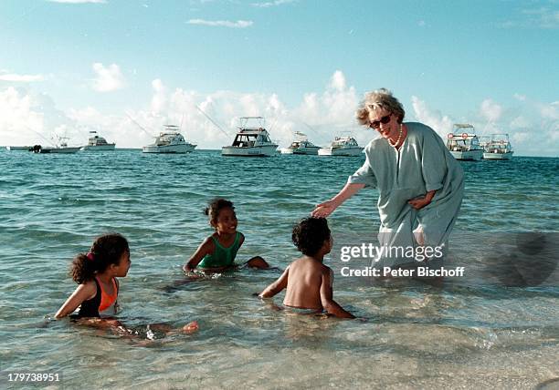 Karin Anselm , im Südwesten von Mauritius, Urlaub, Dreharbeiten zur ZDF-Serie "Der Mond scheint auch für Untermieter", Wasser, Meer, Boote, Schiff,...