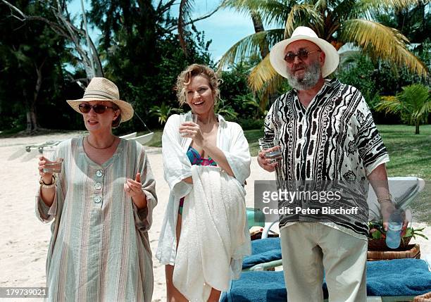 Rolf Hoppe als "Juwelier Marten Lüders", Karin Anselm als "TV-Ehefrau Lilo", Andrea Kathrin Loewig als "Mona", im Südwesten von Mauritius,...