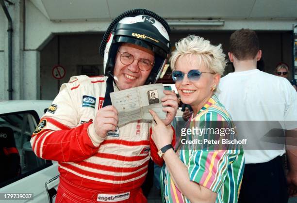 Peter Millowitsch mit Ehefrau Barbie;Steinhaus-Millowitsch, Autorennen,;Nürburgring, Helm, Sonnenbrille,;Führerschein,