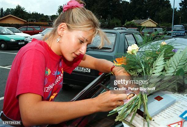 Stefanie Hertel unterschreibt;Führerschein, Bestandene Fahrprüfung am;29.0 8.1997, Parkplatz des;AWG-Elster-Center-Einkaufzentrum, Blumen,