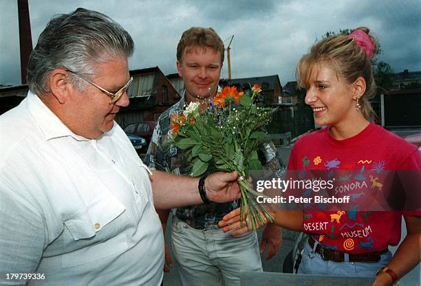 Stefanie Hertel mit Fahrlehrer Armin Hahn;und Fahrschulinhaber Dieter Hyne,;Bestandene Fahrprüfung am ,;Parkplatz AWG-Elster-Center;Einkaufzentrum,...