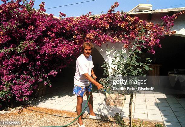 Erik Silvester, Homestory,;Mallorca/Spanien, Gartenarbeit,;Gartenschlauch,