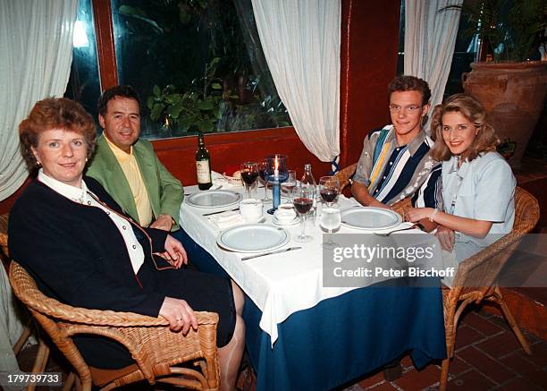 Stefanie Hertel mit Vater Eberhard, Mutter;Elisabeth und Stefan Mross,;ARD-TV-Special, Ibiza, Restaurant, Eltern, Familie,