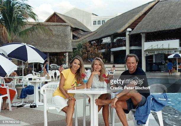 Peter Kraus mit Ehefrau Ingrid und;Stieftochter Gabriele, Mauritius, Urlaub,;Swimming-Pool, Sänger,