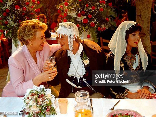 Marie-Luise Marjan mit Konstantin Graudus und Eva Kryll, TV-Hochzeit, Dreharbeiten zur ZDF-Serie "Kein Rezept für die Liebe", Kreta/Griechenland,...