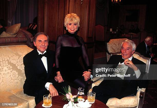 Ingrid Steeger, Harald Juhnke, Johannes;Heesters, ZDF-Serie "Zwei alte Hasen",;Folge: "Grandhotel", Charmeur, Anzug, Fliege, Schauspieler, Sänger,...