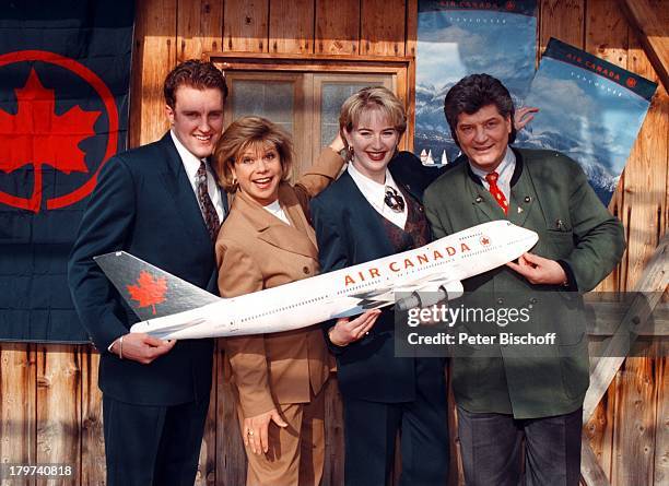 Marianne und Michael Hartl mit den Flugbegleiter;von Air Kanada Daniela Brunnenmeir und;Hugh Chetwyne, ZDF-Show "Lustige;Musikanten",