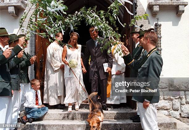 Kai Böcking und Angela Barzen mit Gästen,;Kirche "Maria Himmelfahrt", Hochzeit von;Kai Böcking und Angela Barzen, Bad Wiessel;am Tegernsee, Braut,...