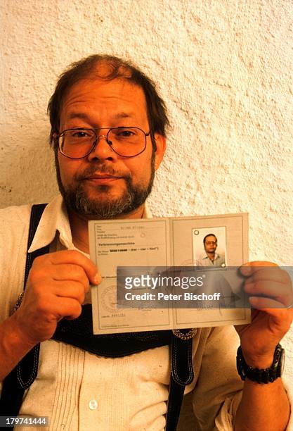 Oliver Grimm mit Führerschein, Brille,