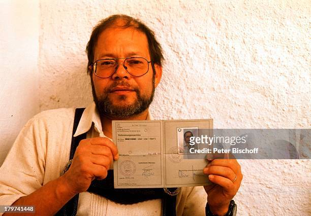 Oliver Grimm mit Führerschein, Brille,