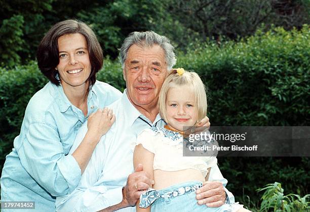 Gerhard Riedmann mit Ehefrau Gertrud und;Tochter Magdalena, Homestory,;Kematen/; sterreich, Garten,
