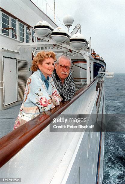 Peggy March mit Ehemann Arnie Harris,;Kreuzfahrt auf der MS "Europa", Schiff,;Meer, Brille,