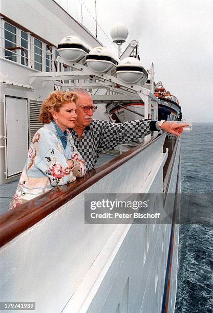 Peggy March mit Ehemann Arnie Harris,;Kreuzfahrt auf der MS "Europa", Schiff,;Meer, Brille,