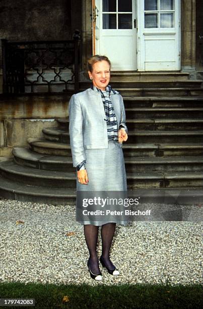 Königin Margrethe II von Dänemark im Garten von Schloß Amalienborg, Dänisches Königshaus, Promis, Prominente, Prominenter,
