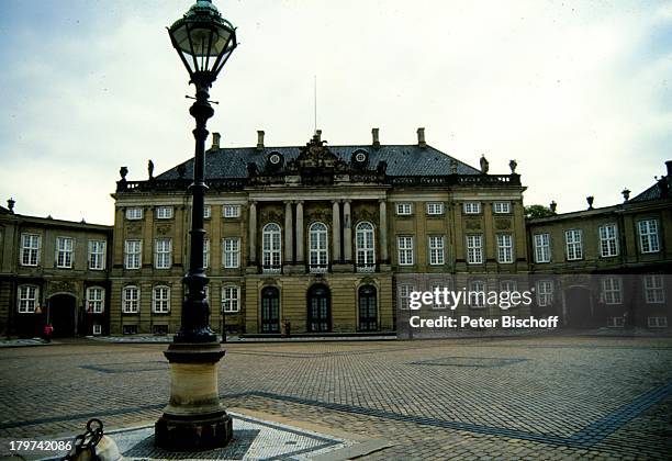 Außenansicht von Schloß Amalienborg bzw. Der Vorplatz vom Schloß, Dänisches Königshaus,