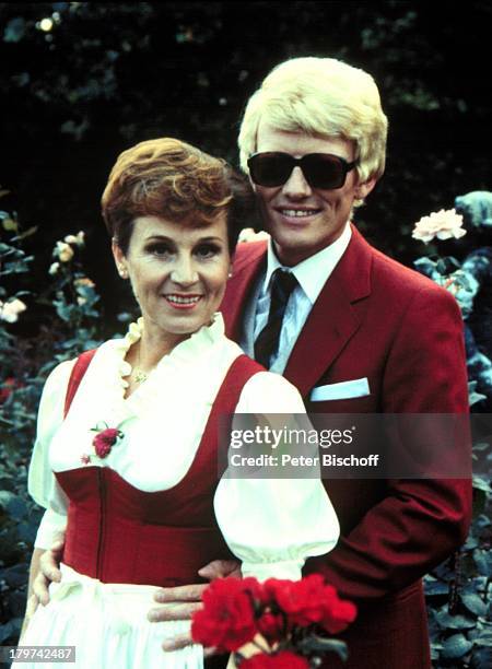 Heino mit Lolita, ARD-Fernsehlotterie;"Sonnenschein, Glücklichsein", Sänger, Sängerin, Volksmusik, Tracht, Promis, Prominente, Prominenter,