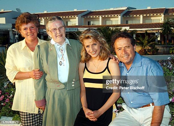 Stefanie Hertel mit Vater Eberhard und;Mutter Elisabeth und Oma Erna Unger,;ARD-TV-Special, Ibiza/Spanien, Hafen,;Urlaub, Eltern, Familie,