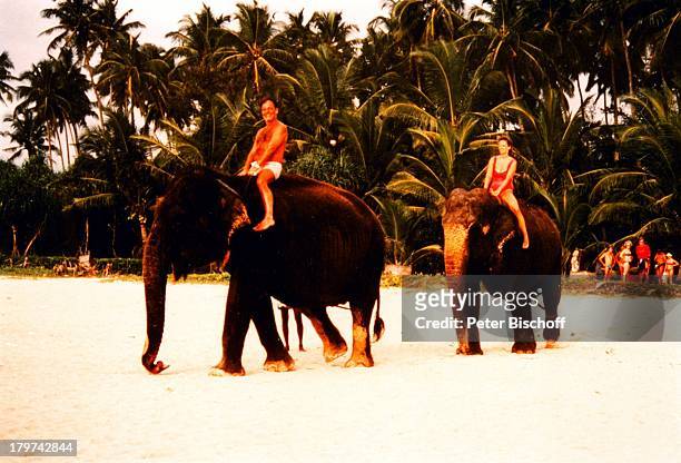 Jürgen Pooch mit Ehefrau Christel Basilon, Elefanten, Urlaub, Sri Lanka/Asien/Indischer Ozean, Tier,