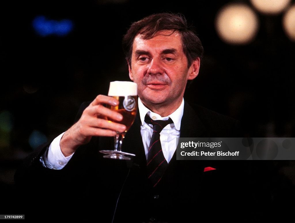 Harald Juhnke mit einem Glas Bier, betrunken, trinken, Bierglas,