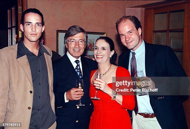 Christian Wolff - 60. Geburtstag; in Kapstadt / Südafrika / Afrika, v.l.n.r. Sohn;Patrick Wolff, Christian Wolff, Ehefrau;Marina Wolff und Sohn...