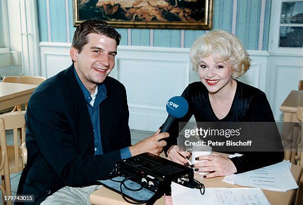 Dinah Alice Schilffarth "Verbotene;Liebe-Star" bei einem Interview mit einem;Reporter, Studiogelände von "Klein;Hollywood", Köln, Blonde Perücke,