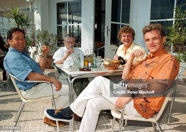 Stefan Mross mit Eberhard Hertel mit;Ehefrau Elisabeth und Oma Erna Unger,;ARD-TV-Special, Ibiza/Spanien, Hafen,;Urlaub,