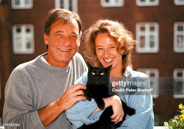 Jürgen Pooch mit Ehefrau Christel Basilon;und Katze "Scarlett", Homestory, Hamburg,;Tier,