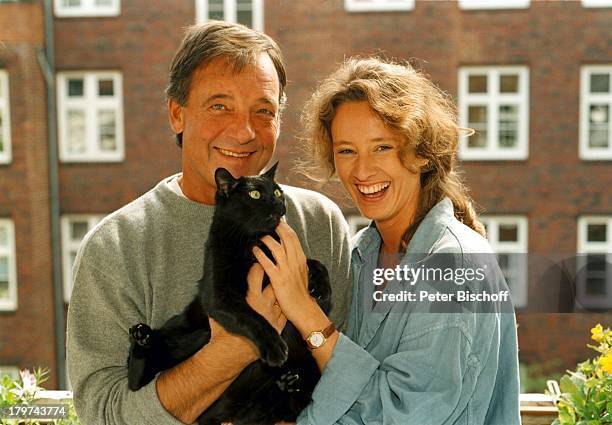 Jürgen Pooch mit Ehefrau Christel Basilon;und Katze "Scarlett", Homestory, Hamburg,;Tier,