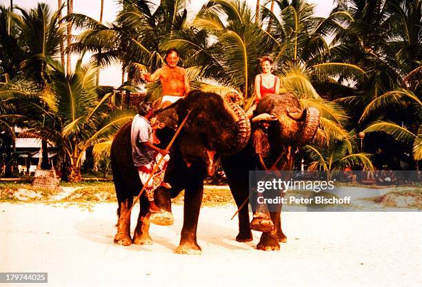 Jürgen Pooch mit Ehefrau Christel Basilon, Elefanten, Urlaub, Sri Lanka/Asien/Indischer Ozean, Tier,