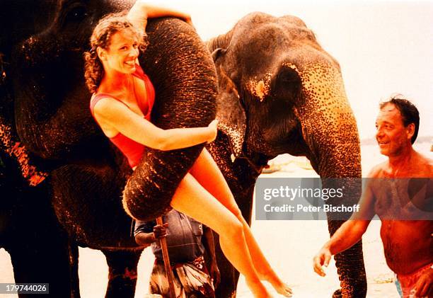 Jürgen Pooch mit Ehefrau Christel Basilon,;Elefanten, Urlaub, Sri Lanka/Asien/Indischer Ozean, Tier,