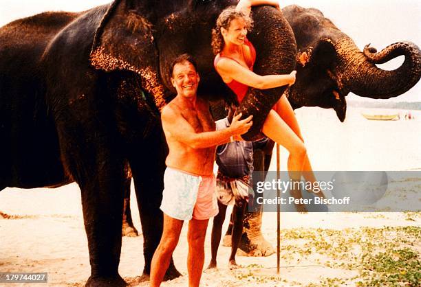Jürgen Pooch mit Ehefrau Christel Basilon,;Elefanten, Urlaub, Sri Lanka/Asien/Indischer Ozean, Tier,