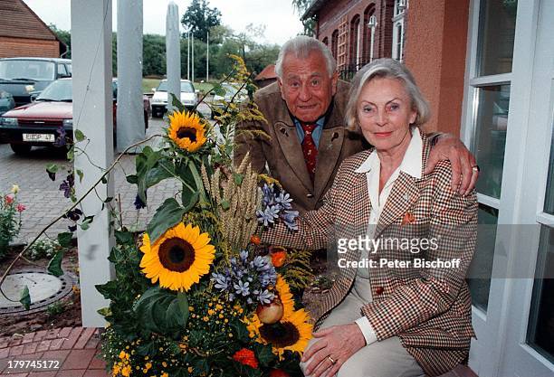 Heinz Sielmann mit Ehefrau Inge,;Natur-Erlebnispark für Kinder ,;Blumen,
