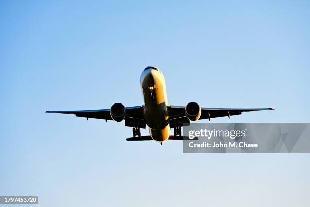 air france boeing 777-328(er) approaches washington dulles international airport, virginia (usa) - boeing 777 stock pictures, royalty-free photos & images