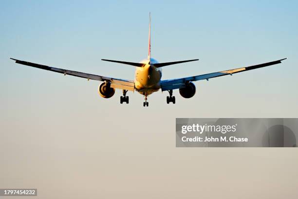 air france boeing 777-328(er) landing at washington dulles international airport, virginia (usa) - washington dc international airport stock pictures, royalty-free photos & images