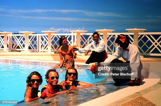 Peter Kraus mit Ehefrau Ingrid, Sohn Micky;und Stieftochter Gabriele, Mauritius,;Urlaub, Sonnenbrille, Swimming-Pool, Sänger,