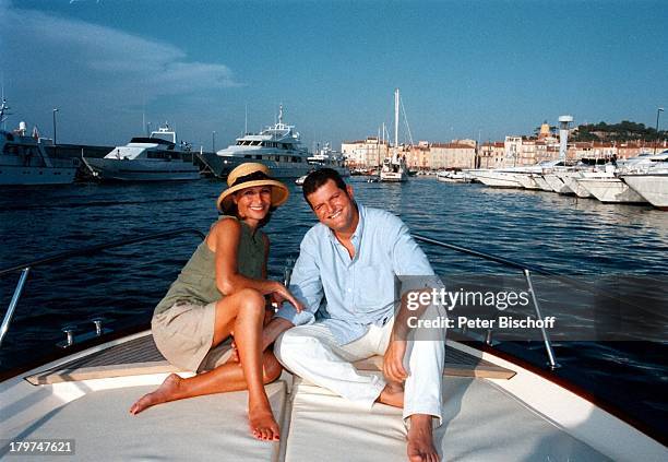 Susanne Uhlen mit Lebensgefährte Henry;Dawidowicz im Yachthafen auf einer;Mercurio-Yacht, Urlaub, St. Tropez, Hut,