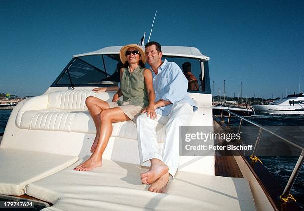Susanne Uhlen mit Lebensgefährte Henry;Dawidowicz im Yachthafen, Urlaub, St.;Tropez, Sonnenbrille,