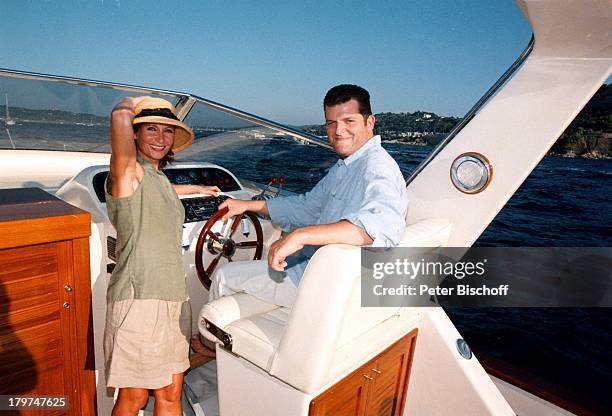 Susanne Uhlen mit Lebensgefährte Henry;Dawidowicz auf einer Motor-Yacht, Urlaub,;St. Tropez, Hut,