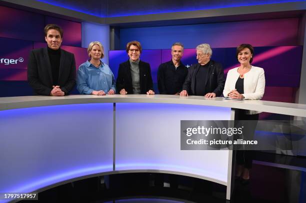 November 2023, North Rhine-Westphalia, Cologne: Journalist Markus Feldenkirchen, l-r, journalist Susanne Gaschke, presenter Bettina Böttinger, actor...