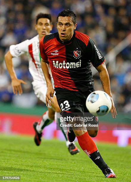 Victor Aquino of Newell's Old Boys in action during a match between Velez Sarsfield and Newell's Old Boys as part of the sixth round of Torneo...