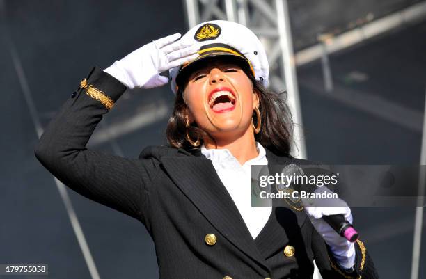 164 Robin Ware Stock Photos, High-Res Pictures, and Images - Getty Images