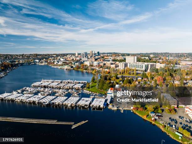 marina en la bahía - fall in seattle fotografías e imágenes de stock